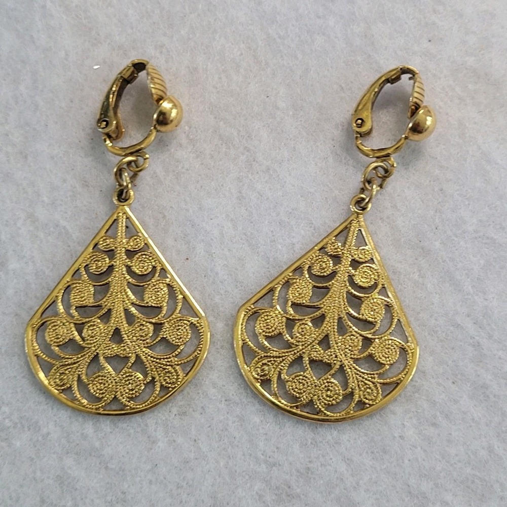 Vintage Gold Tone Filigree Teardrop Dangle Clip On Earrings Textured Openwork